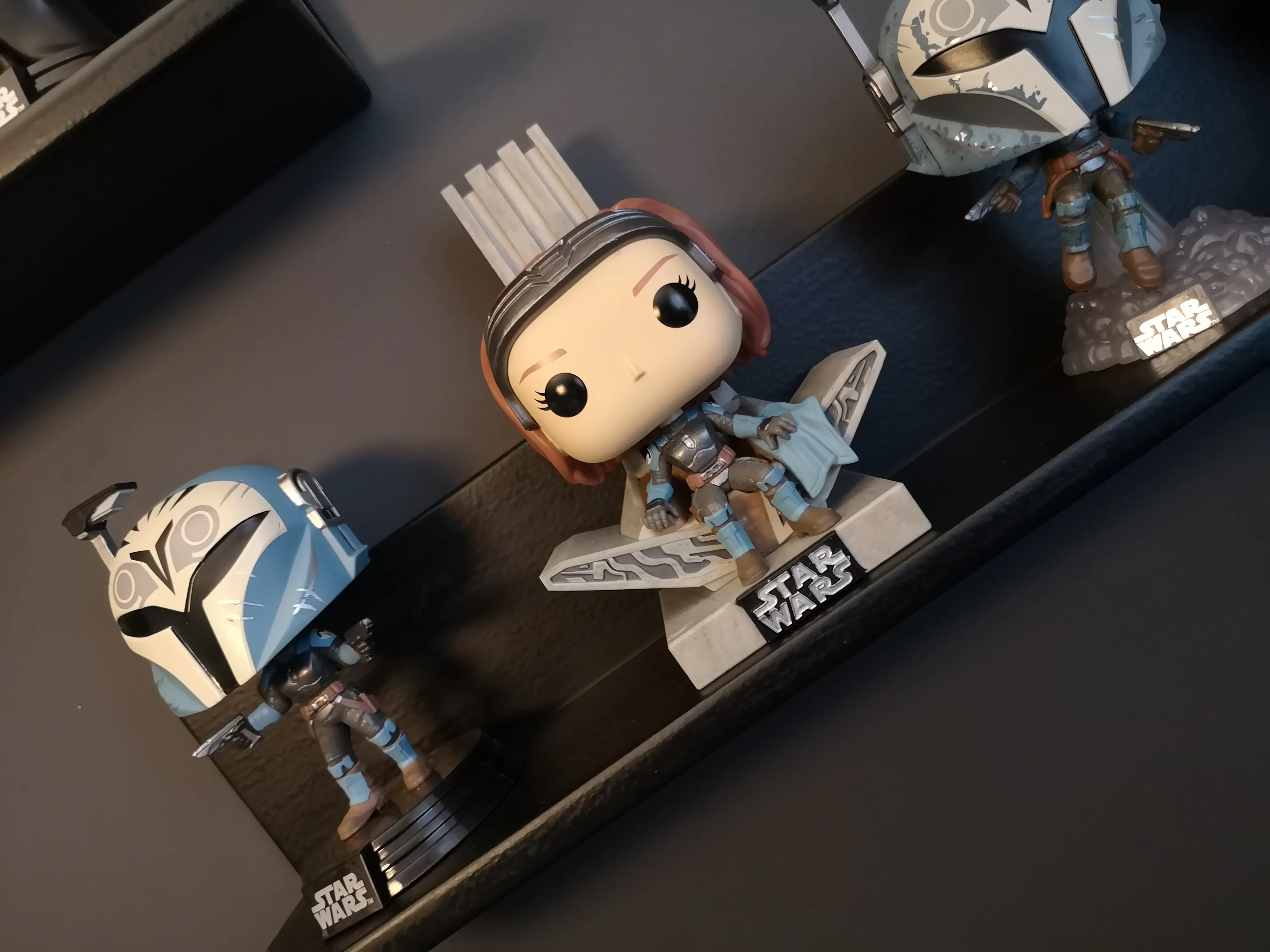 Star Wars: The Mandalorian POP! Deluxe Figurka Vinyl Bo Katan z Tronem 9 cm zdjęcie produktu