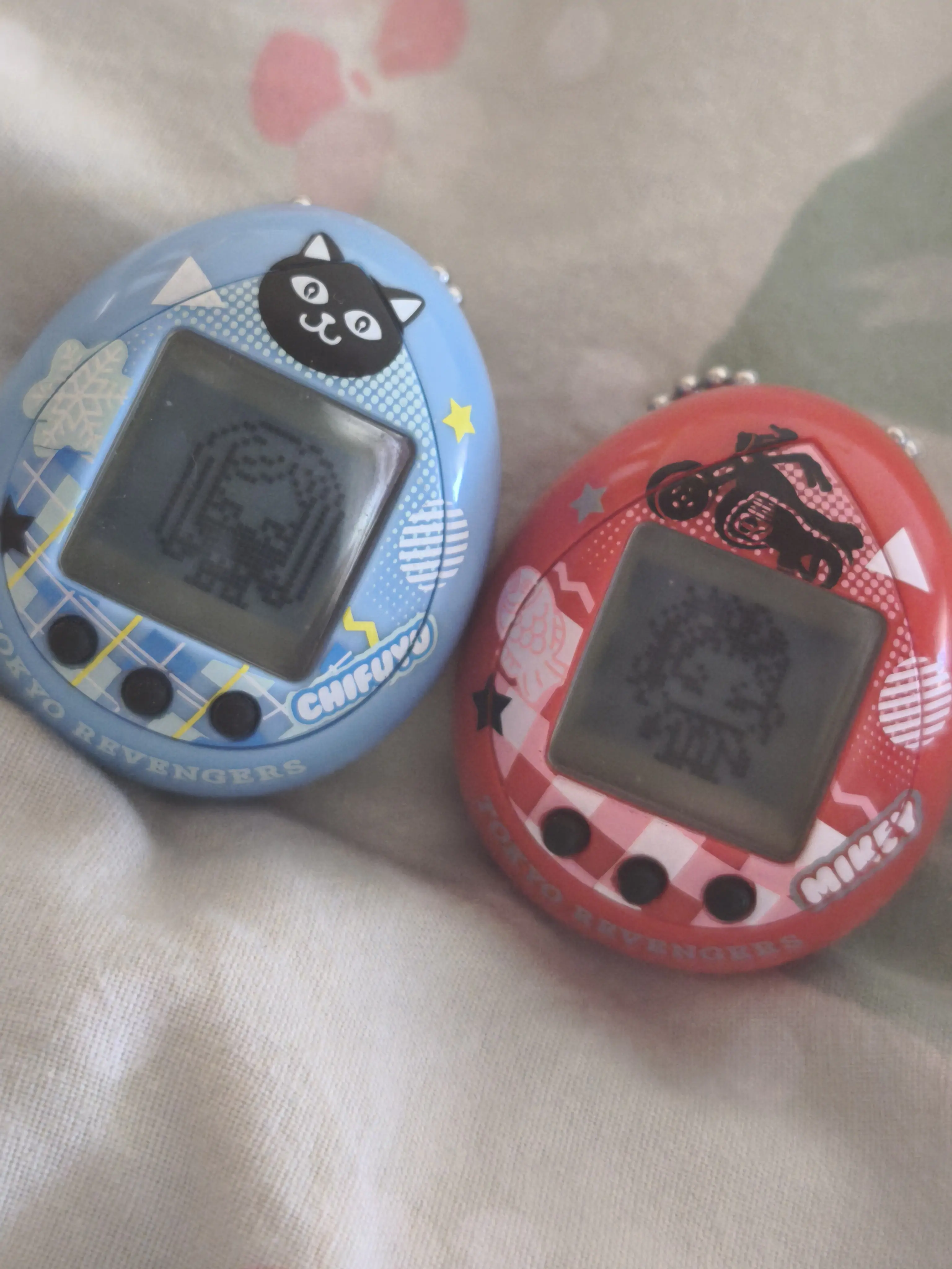 Tokyo Revengers Hugmy Tamagotchi + Figurka wspierająca Chifuyu zdjęcie produktu