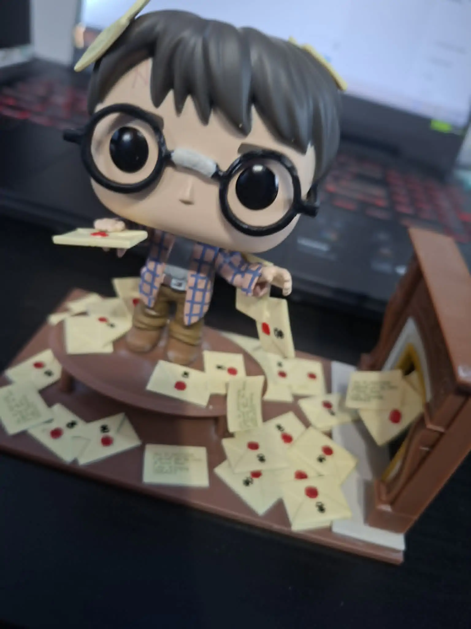 Figurka POP Deluxe Harry Potter Anniversary Harry Potter z listami z Hogwartu Exclusive zdjęcie produktu