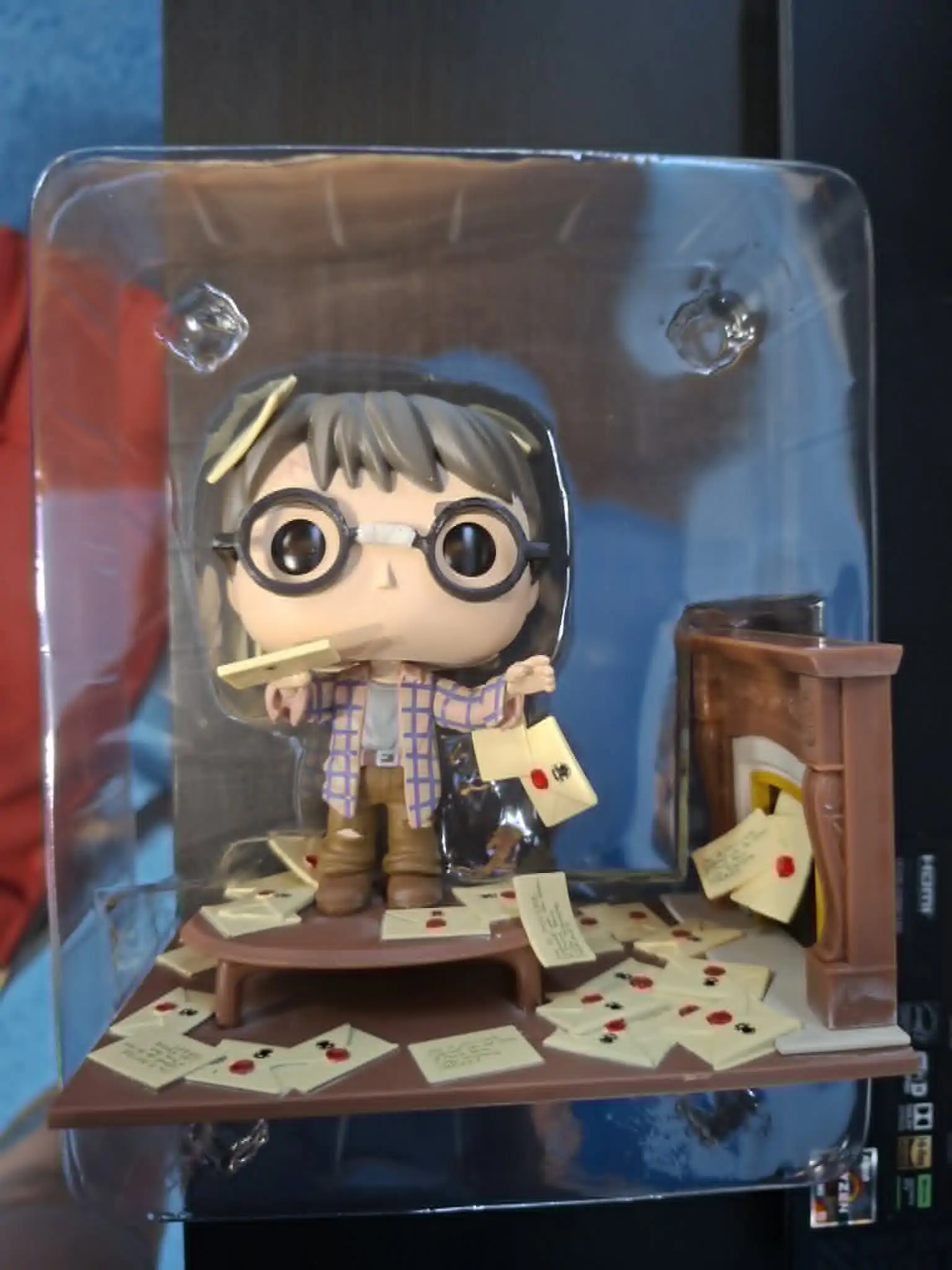 Figurka POP Deluxe Harry Potter Anniversary Harry Potter z listami z Hogwartu Exclusive zdjęcie produktu