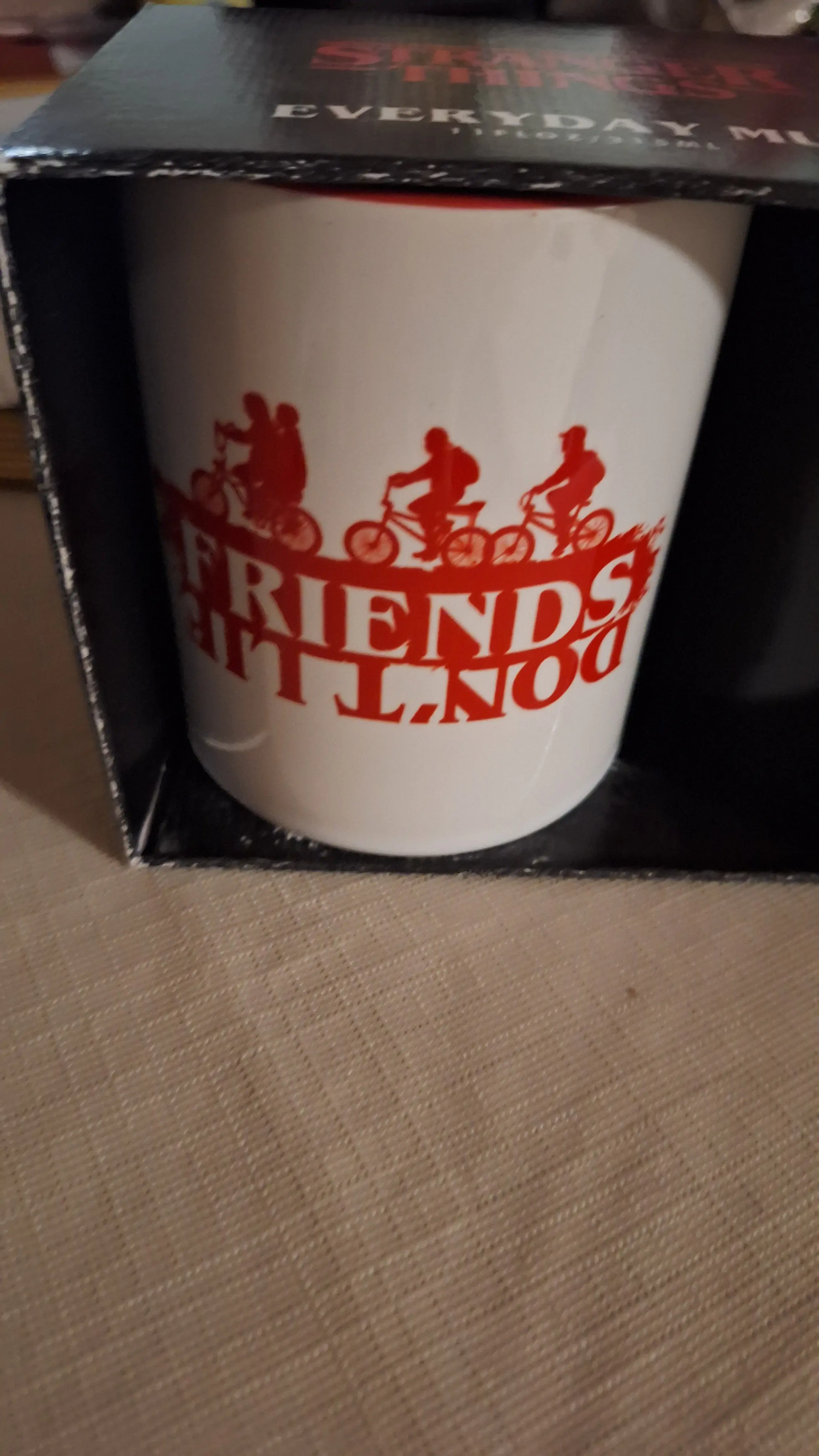 Kubek Stranger Things Friends Don't Lie zdjęcie produktu
