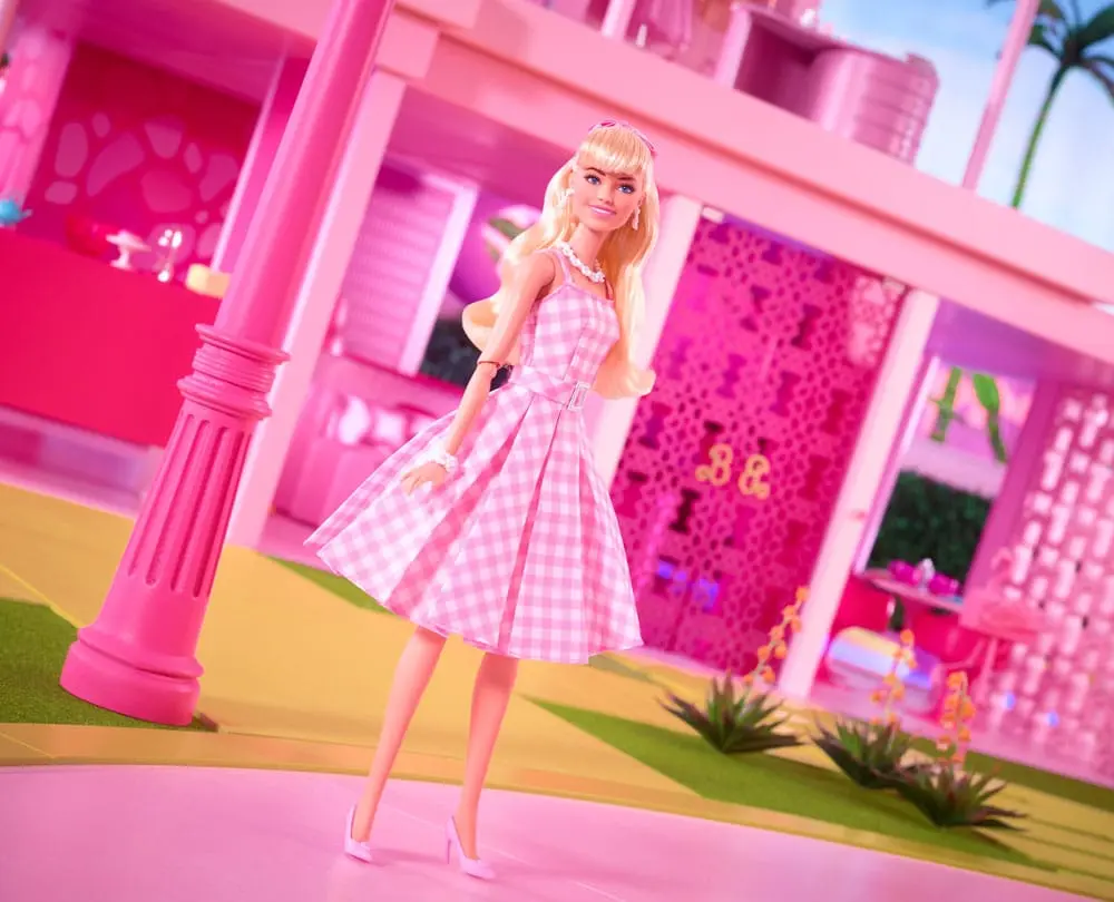 Lalka Barbie z filmu Barbie w różowej sukience w kratkę gingham [USZKODZONE OPAKOWANIE] zdjęcie produktu