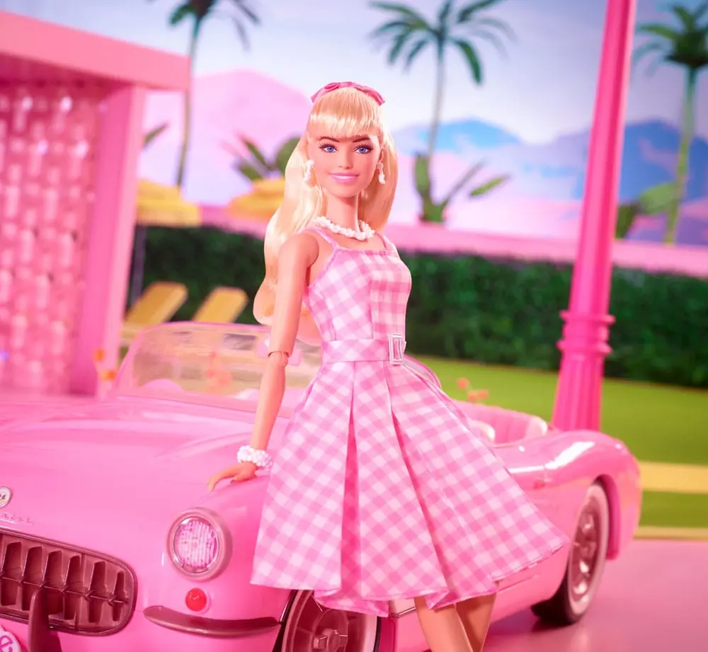 Lalka Barbie z filmu Barbie w różowej sukience w kratkę gingham [USZKODZONE OPAKOWANIE] zdjęcie produktu