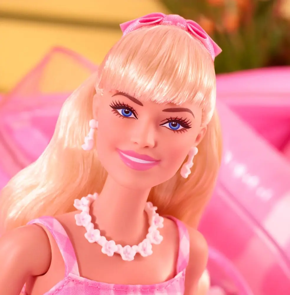 Lalka Barbie z filmu Barbie w różowej sukience w kratkę gingham [USZKODZONE OPAKOWANIE] zdjęcie produktu