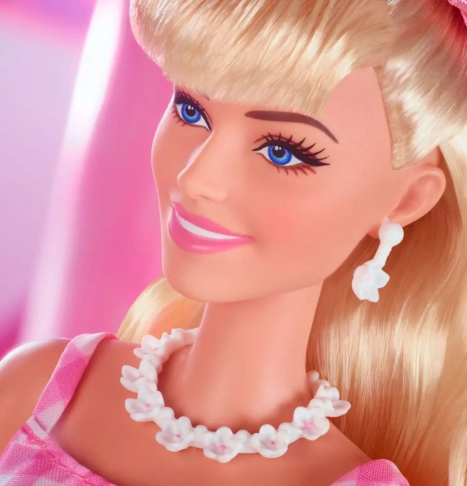 Lalka Barbie z filmu Barbie w różowej sukience w kratkę gingham [USZKODZONE OPAKOWANIE] zdjęcie produktu