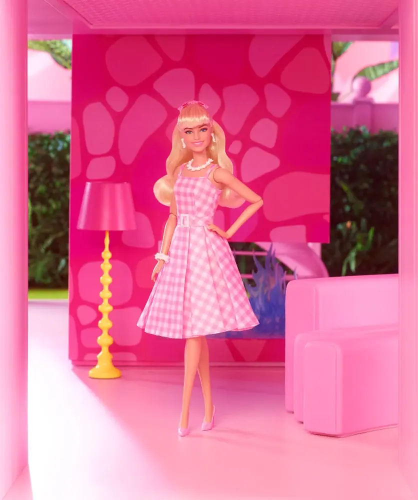 Lalka Barbie z filmu Barbie w różowej sukience w kratkę gingham [USZKODZONE OPAKOWANIE] zdjęcie produktu