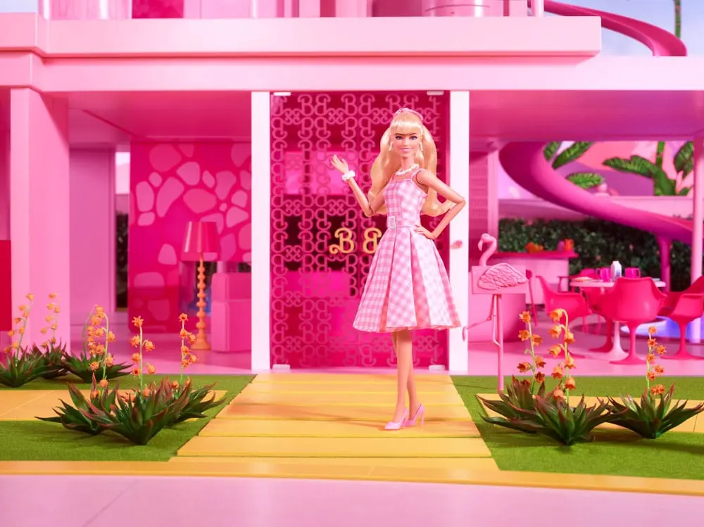 Lalka Barbie z filmu Barbie w różowej sukience w kratkę gingham [USZKODZONE OPAKOWANIE] zdjęcie produktu