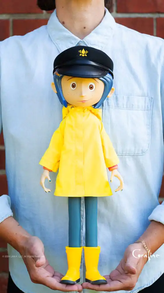 Coraline Supersize Winylowa Figurka Akcji Coraline z Kapeluszem (Button Eyes) 40 cm zdjęcie produktu