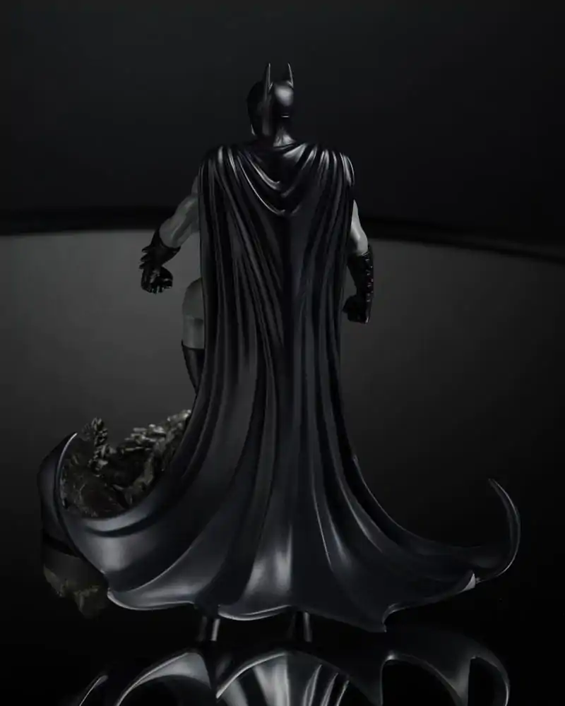 DC Direct Statua 1/10 Batman autorstwa Bjorn Barends (Black White) 18 cm zdjęcie produktu