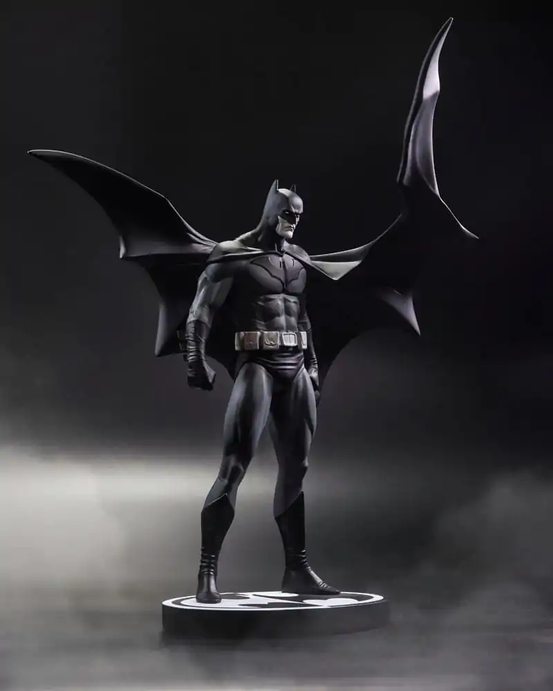 DC Direct Resin Statue Batman Black & White Batman (by Jorge Jimenez) 27 cmDC Direct Resin Statua Batman Black & White Batman (autor: Jorge Jimenez) 27 cm zdjęcie produktu