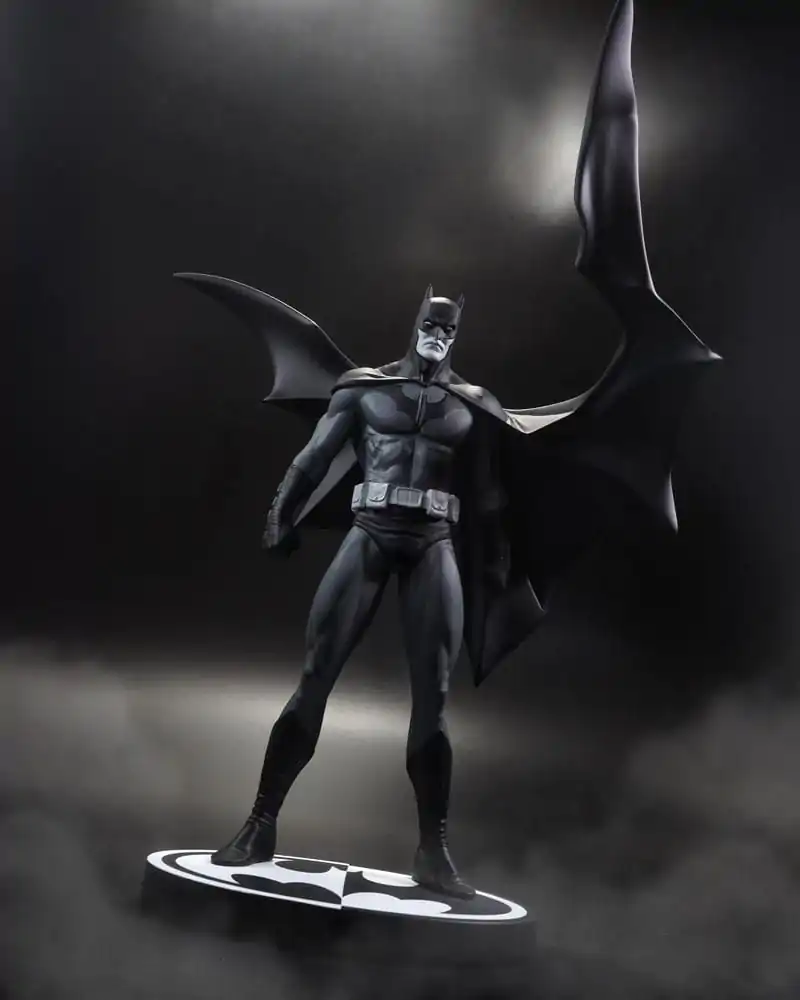 DC Direct Resin Statue Batman Black & White Batman (by Jorge Jimenez) 27 cmDC Direct Resin Statua Batman Black & White Batman (autor: Jorge Jimenez) 27 cm zdjęcie produktu