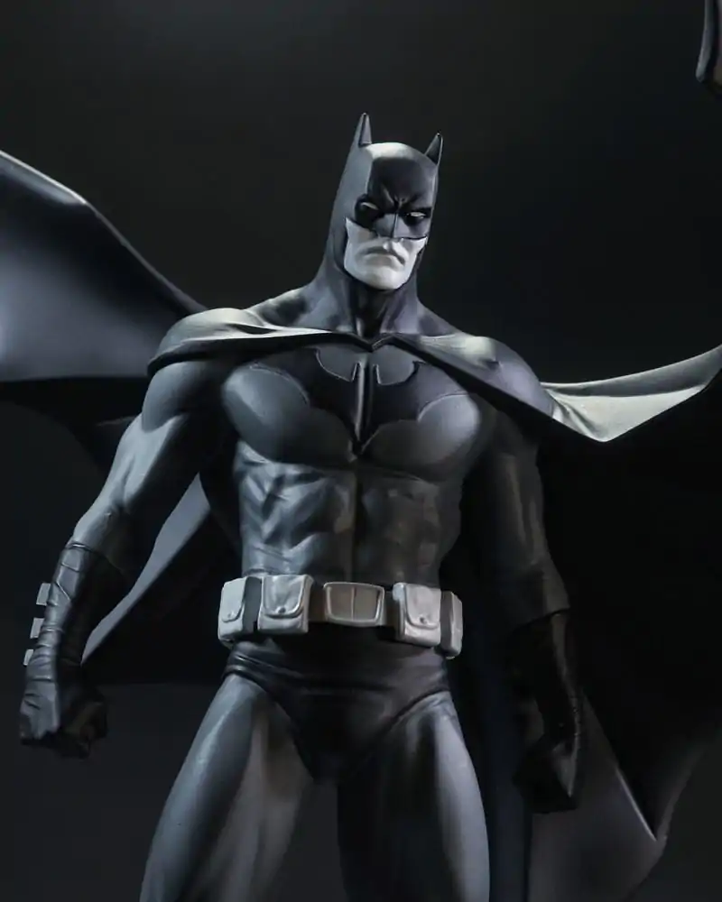DC Direct Resin Statue Batman Black & White Batman (by Jorge Jimenez) 27 cmDC Direct Resin Statua Batman Black & White Batman (autor: Jorge Jimenez) 27 cm zdjęcie produktu