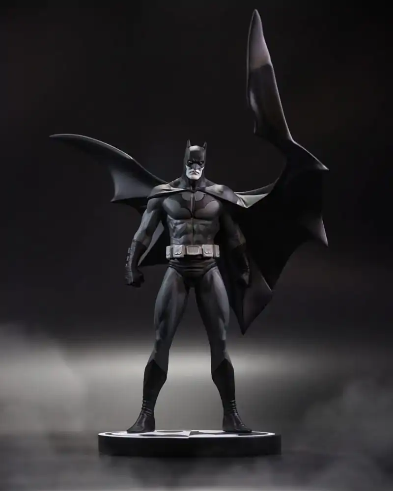 DC Direct Resin Statue Batman Black & White Batman (by Jorge Jimenez) 27 cmDC Direct Resin Statua Batman Black & White Batman (autor: Jorge Jimenez) 27 cm zdjęcie produktu