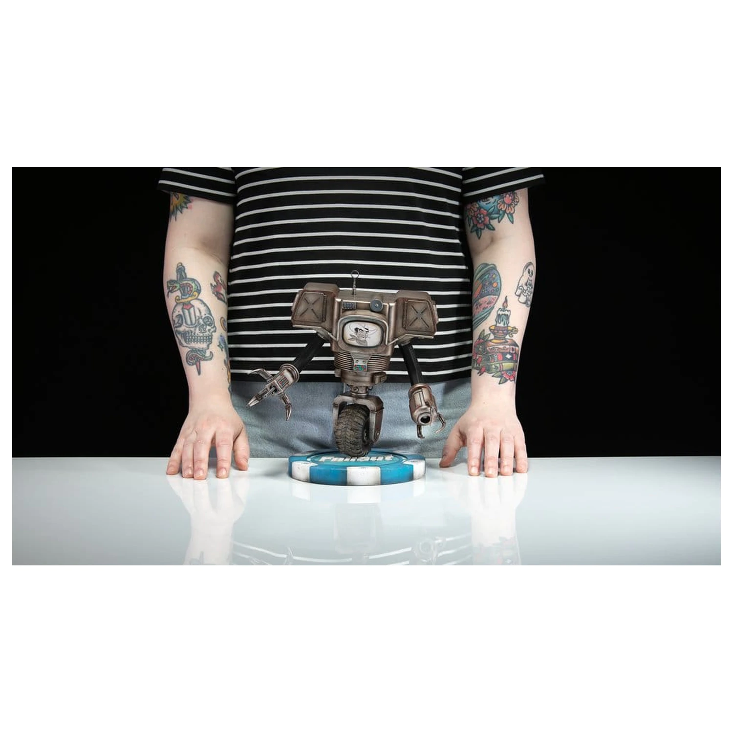 Fallout (Amazon) PVC figurka Victor the Securitron 25 cm zdjęcie produktu