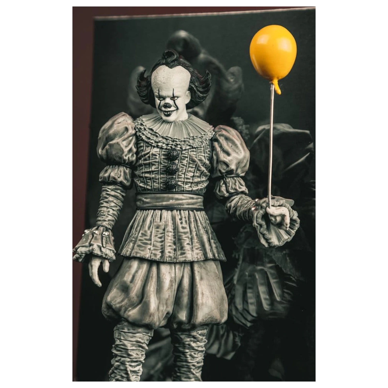 It Welcome to Derry Movie Maniacs Figurka Pennywise (Black & White) 16 cm zdjęcie produktu
