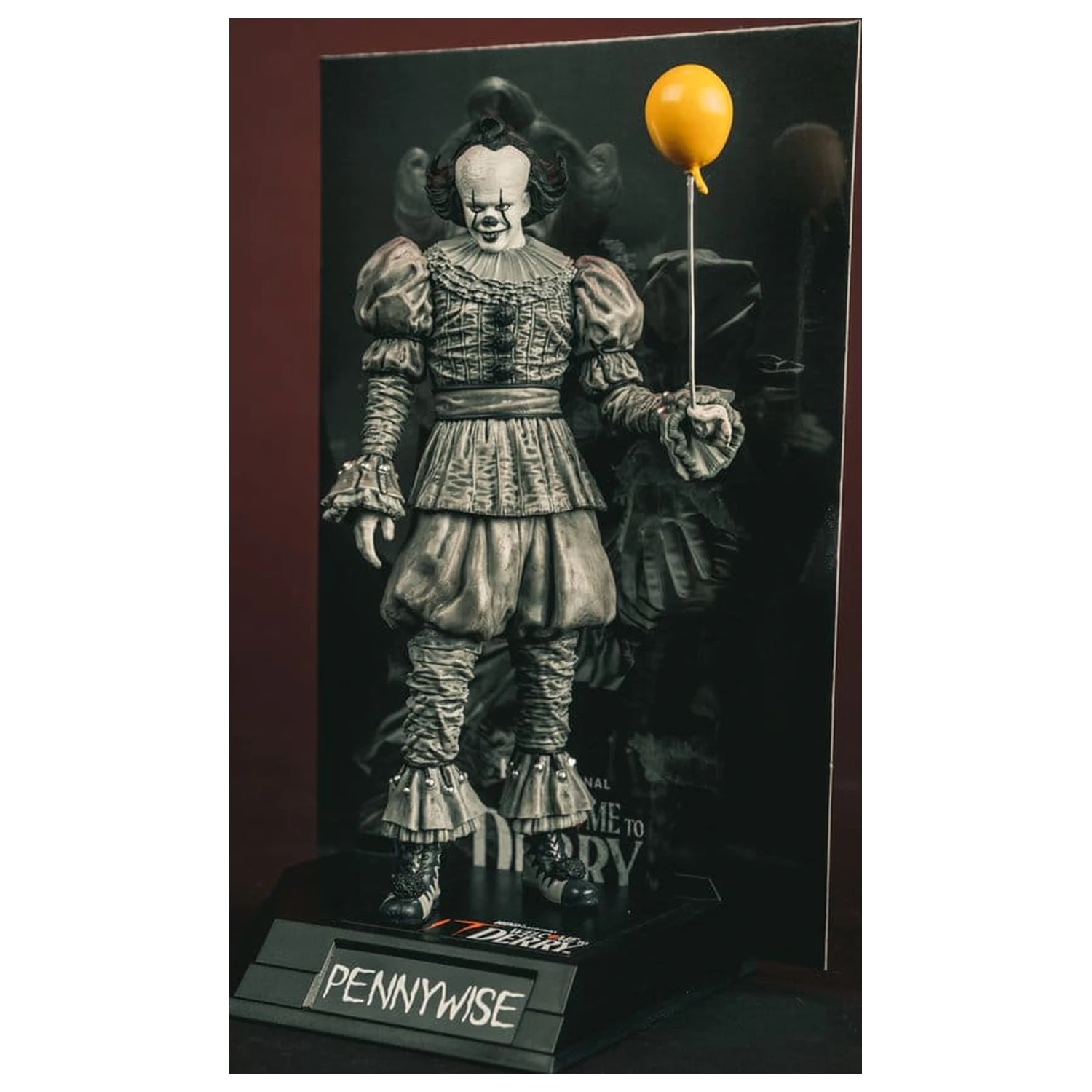 It Welcome to Derry Movie Maniacs Figurka Pennywise (Black & White) 16 cm zdjęcie produktu