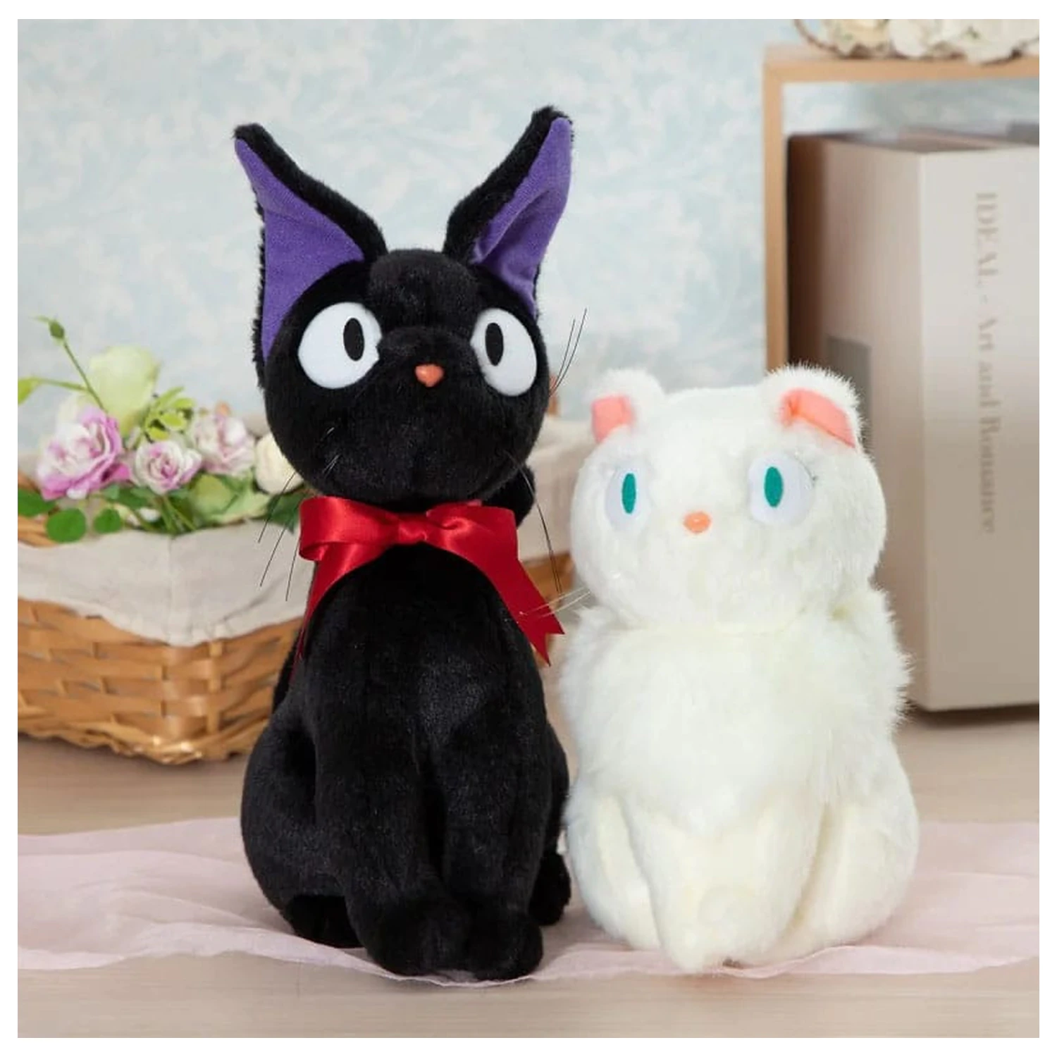 Kiki's Delivery Service Pluszowa Figurka Jiji Siedząca M 32 cm zdjęcie produktu