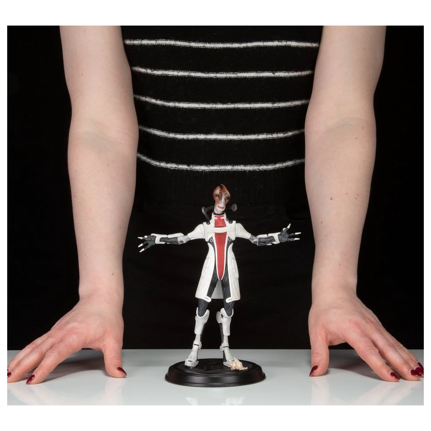Mass Effect PVC Figurka Mordin Solus 23 cm zdjęcie produktu