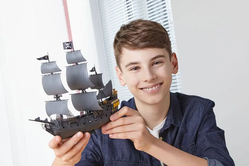 Pirates of the Caribbean Dead Men Tell No Tales Easy-Click Model Kit 1/150 Czarna Perła 26 cm zdjęcie produktu