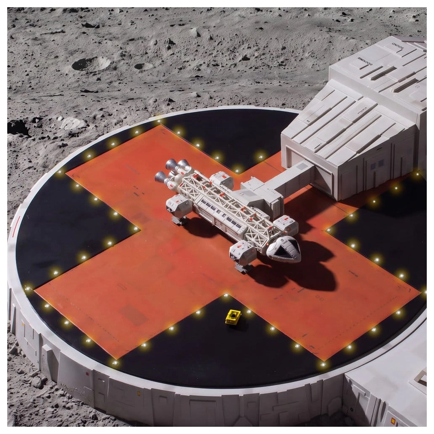 Space 1999 Playset Lądowisko (z Orłem Transportowym) 46 cm zdjęcie produktu