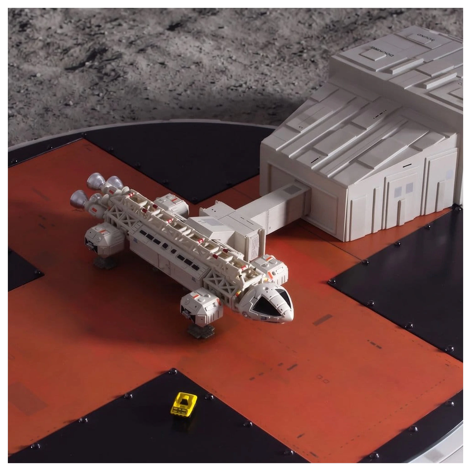 Space 1999 Playset Lądowisko (z Orłem Transportowym) 46 cm zdjęcie produktu