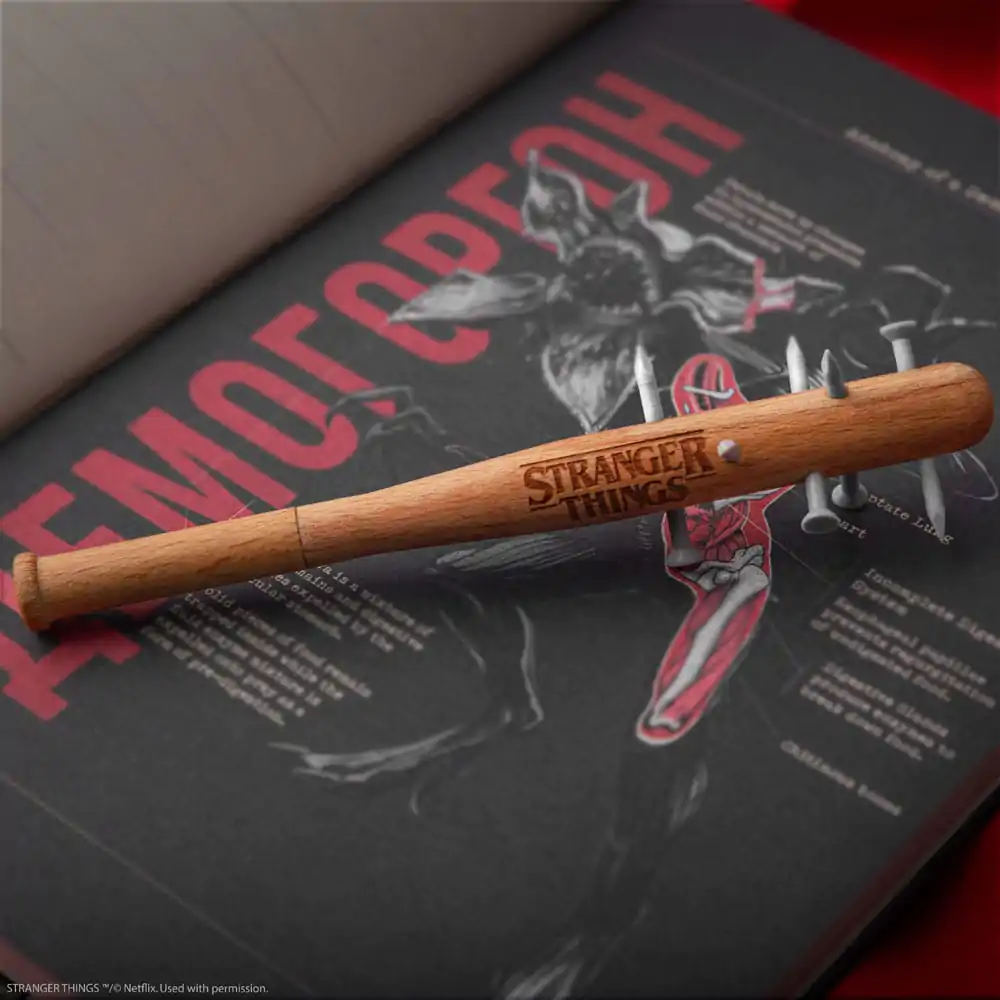 Stranger Things Długopis w Kształcie Kija Bejsbolowego z Kolcami i Przypinka Stranger Things zdjęcie produktu