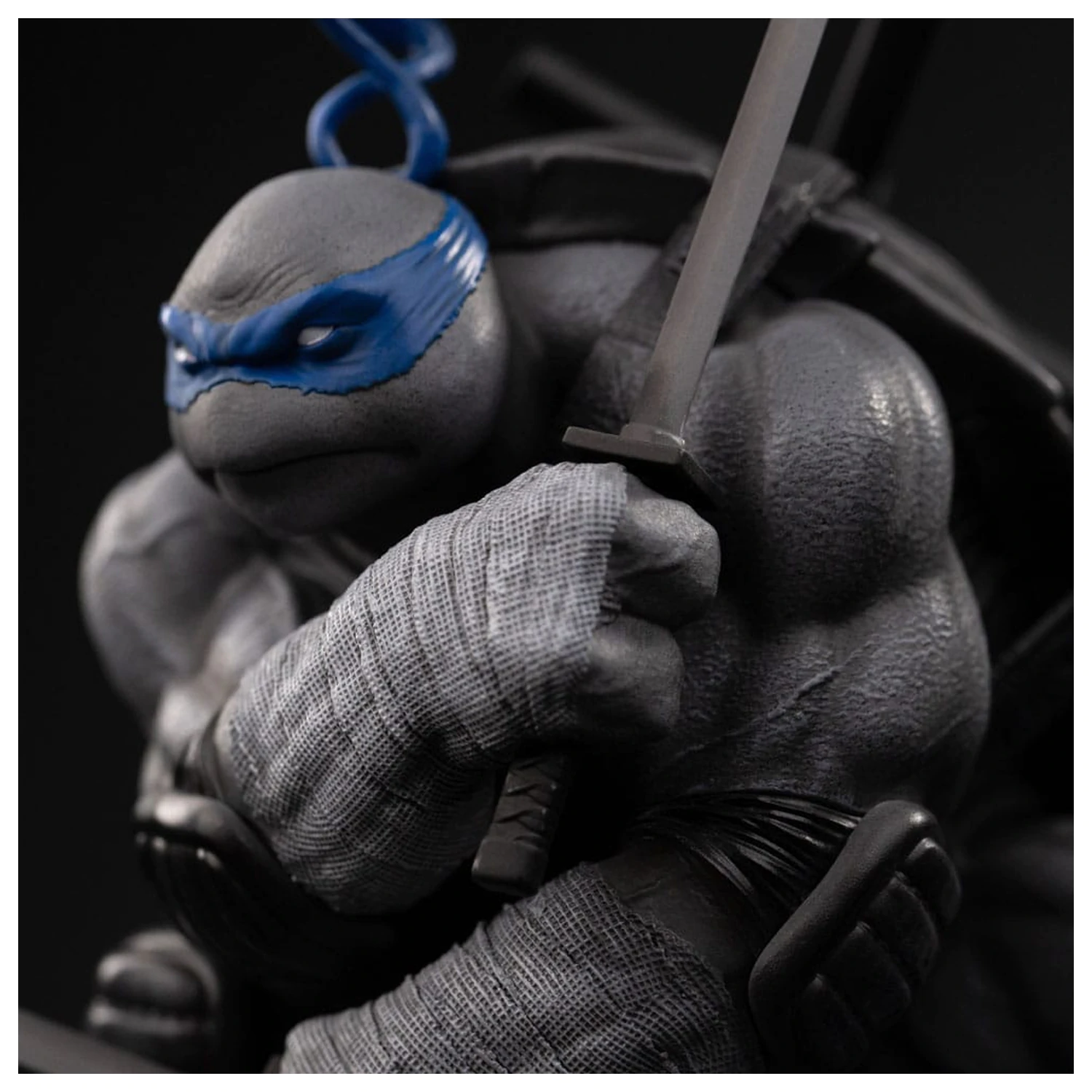 Teenage Mutant Ninja Turtles Art Scale Statua 1/10 Leonardo Black and White Variant 26 cm zdjęcie produktu