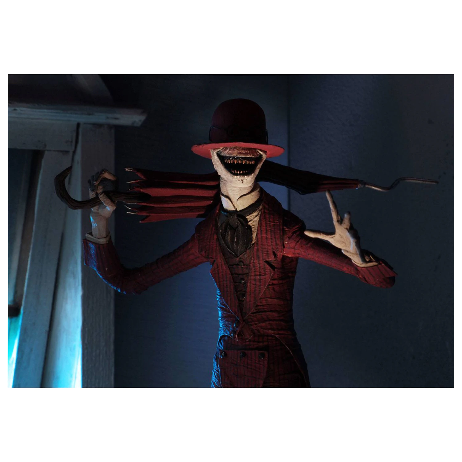 The Conjuring Universe Figurka Ultimate Crooked Man 23 cm zdjęcie produktu