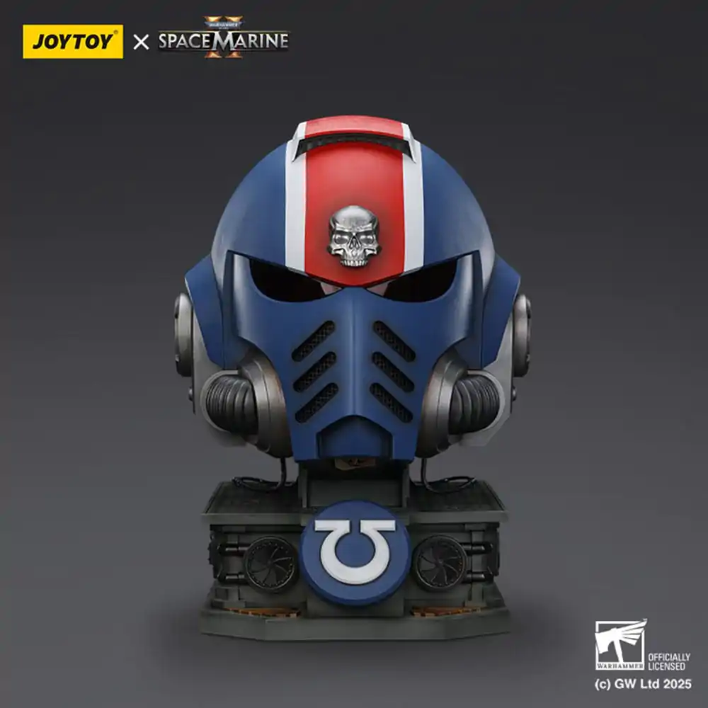 Warhammer 40,000: Space Marine 2 Replika Hełmu Porucznika Ultramarines Titusa z podstawką wystawową 44 cm zdjęcie produktu