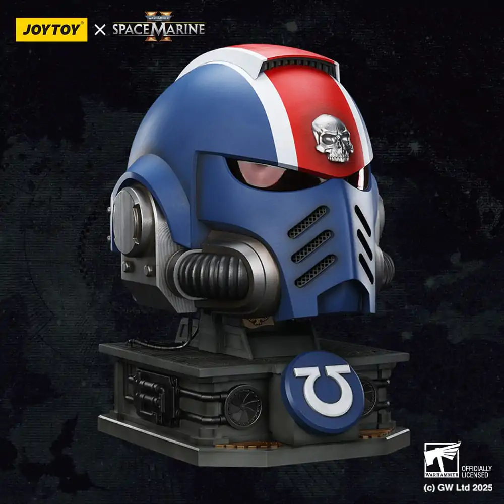 Warhammer 40,000: Space Marine 2 Replika Hełmu Porucznika Ultramarines Titusa z podstawką wystawową 44 cm zdjęcie produktu