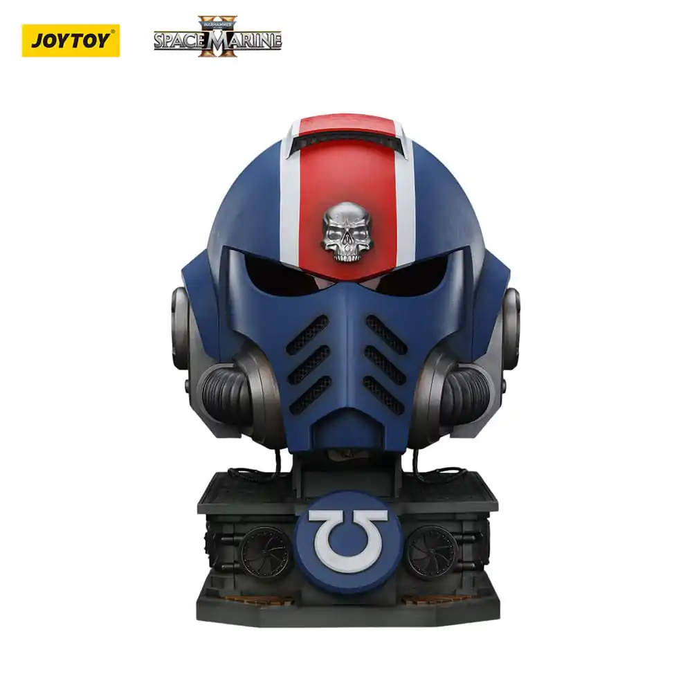 Warhammer 40,000: Space Marine 2 Replika Hełmu Porucznika Ultramarines Titusa z podstawką wystawową 44 cm zdjęcie produktu