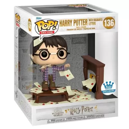 Figurka POP Deluxe Harry Potter Anniversary Harry Potter z listami z Hogwartu Exclusive termékfotója