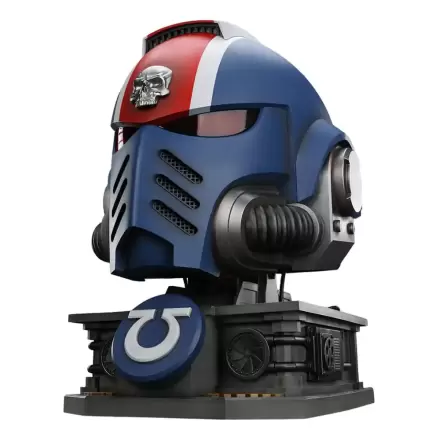 Warhammer 40,000: Space Marine 2 Replika Hełmu Porucznika Ultramarines Titusa z podstawką wystawową 44 cm zdjęcie produktu